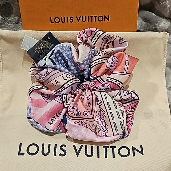 LOUIS VUITTON SCRUNCHIE HAIR ACCESSORY HAIR RIBBON CREME PINK MONOGRAM LARGE SIZ v_17439952_1667326593607_bg_pr  main image 3